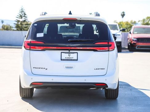 New 2026 Chrysler Pacifica Limited image 8