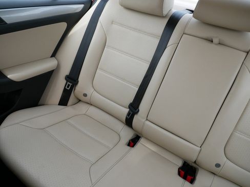 Used 2017 Volkswagen Jetta SE image 12