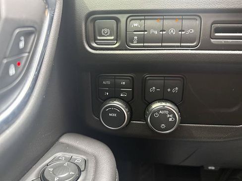 Used 2022 Chevrolet Suburban LT AWD/4WD image 23