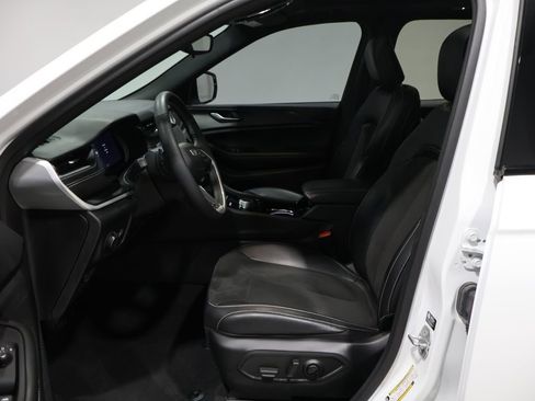 Used 2023 Jeep Grand Cherokee Altitude image 11