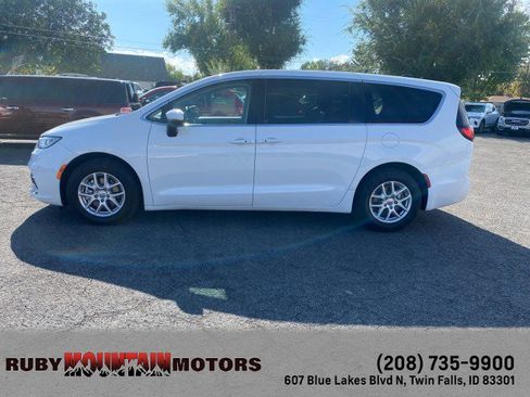 Used 2023 Chrysler Pacifica Touring-L image 4