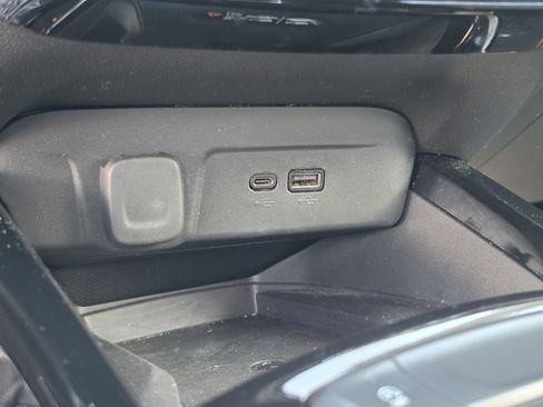 Used 2024 Chevrolet Trax LT w/ Sunroof Package FWD image 25