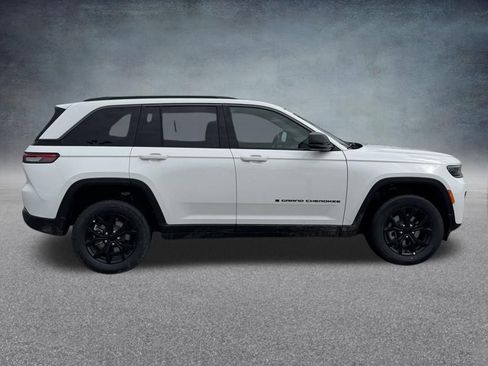 New 2026 Jeep Grand Cherokee Altitude AWD/4WD image 4