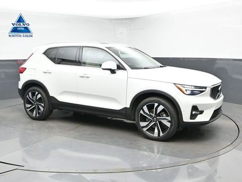 Used 2024 Volvo XC40 B5 Plus w/ Climate Package AWD/4WD image 1