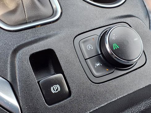 Used 2022 Chevrolet Traverse LT image 9