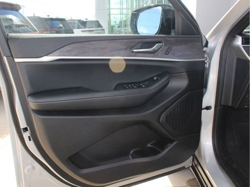 New 2025 Jeep Grand Cherokee Limited w/ Black Appearance Package image 9