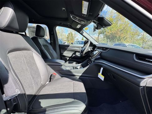 New 2025 Jeep Grand Cherokee Altitude image 16