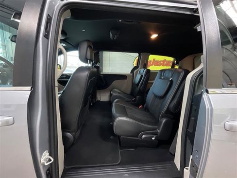 Used 2019 Dodge Grand Caravan SXT image 17