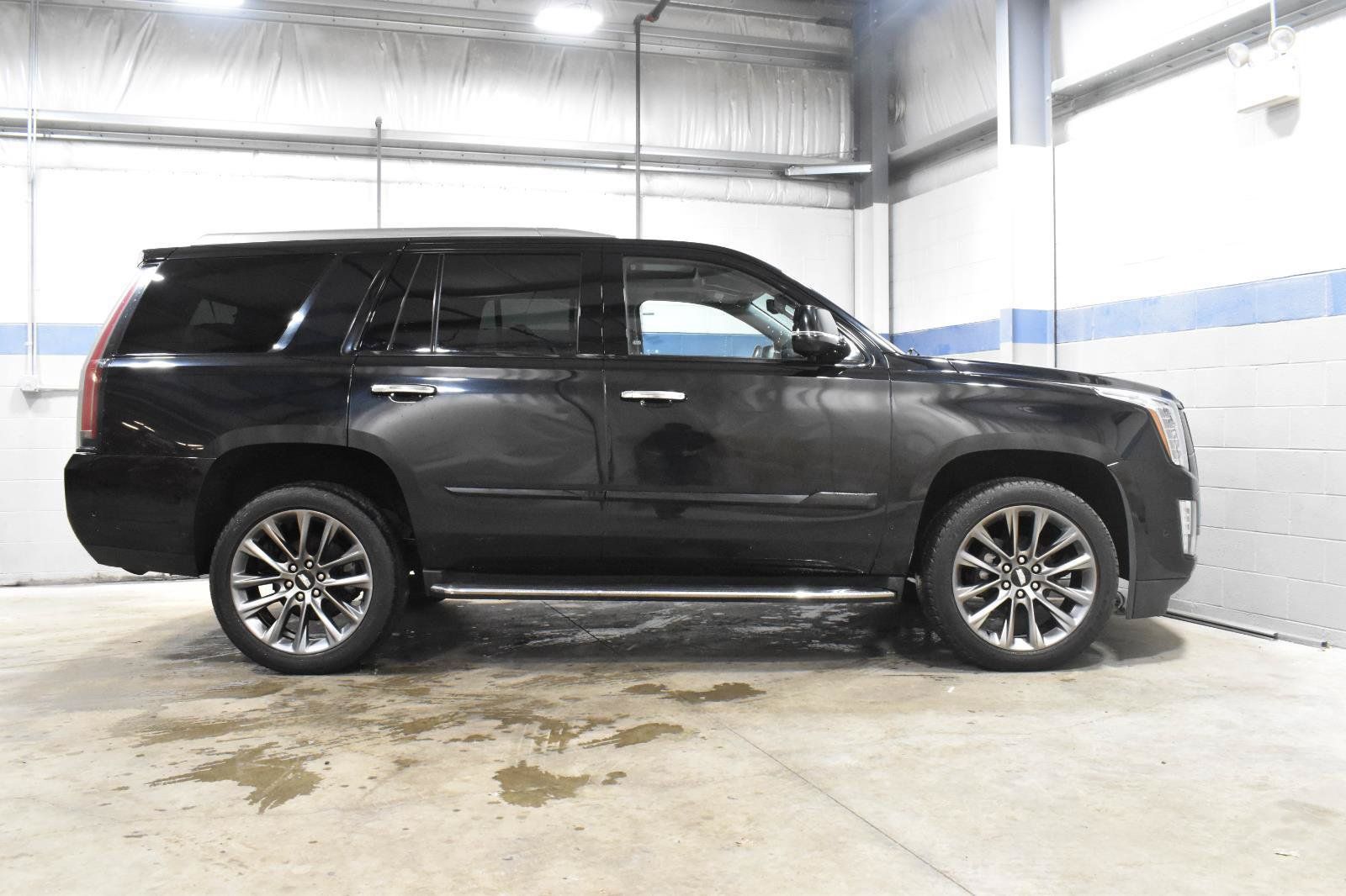 Used 2020 Cadillac Escalade Premium Luxury w/ Escalade Sport Edition AWD/4WD image 30