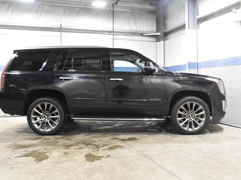 Used 2020 Cadillac Escalade Premium Luxury w/ Escalade Sport Edition AWD/4WD image 30