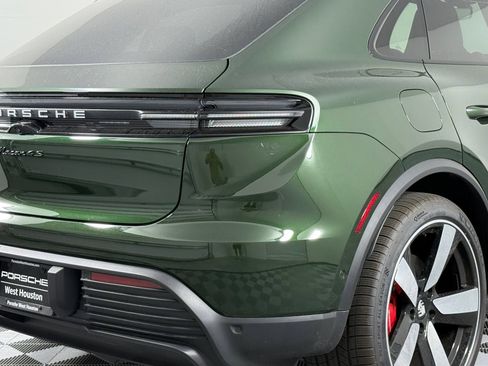 Certified 2025 Porsche Macan 4S Electric AWD/4WD image 26
