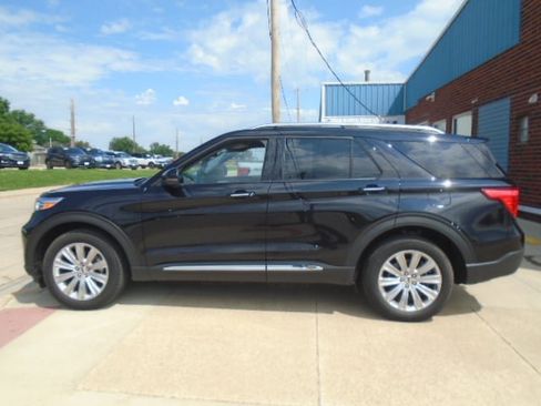 Used 2024 Ford Explorer Limited w/ Limited Technology Package AWD/4WD image 2