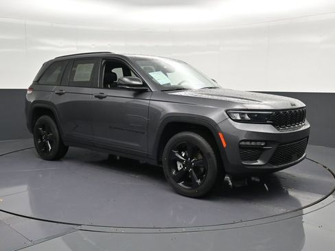 Used 2024 Jeep Grand Cherokee Limited w/ Black Appearance Package AWD/4WD image 5
