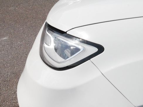 Used 2024 Chrysler Pacifica Touring-L image 16