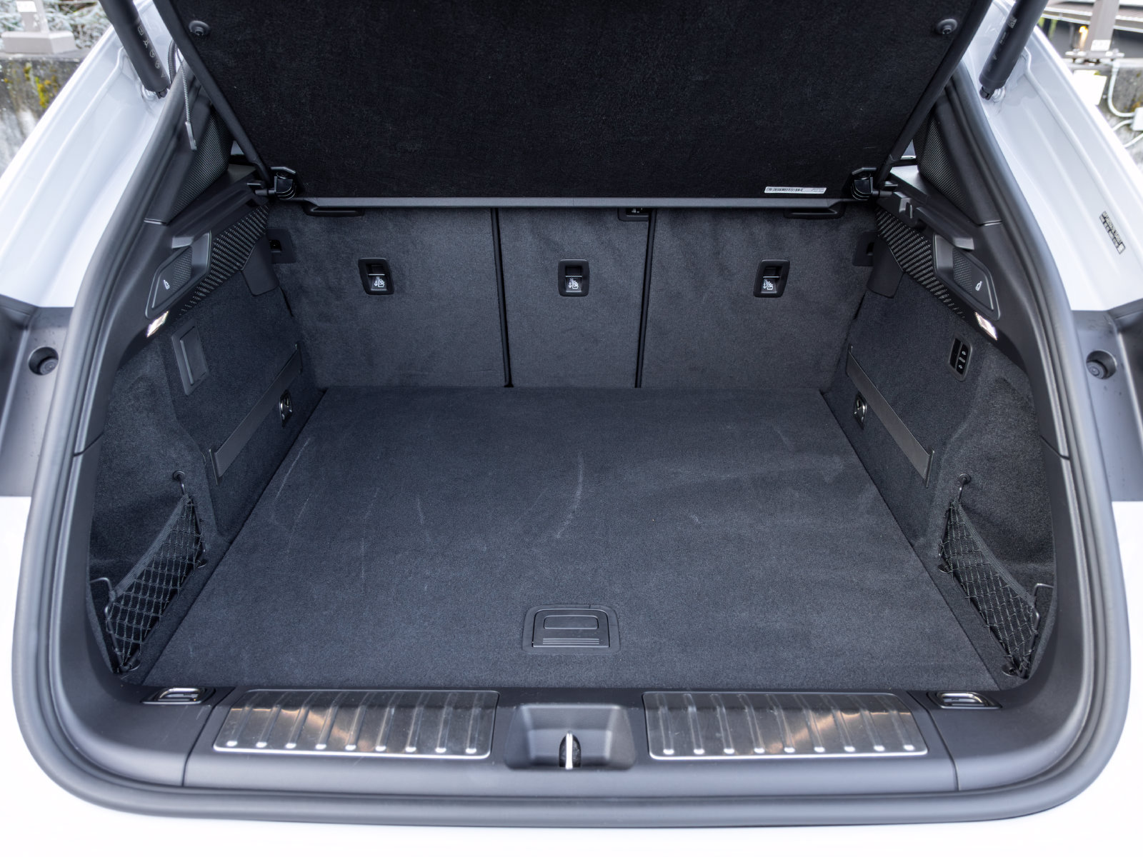 Certified 2025 Porsche Macan 4S Electric AWD/4WD image 50