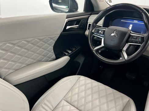 Used 2024 Mitsubishi Outlander 4WD Plug-In Hybrid image 11