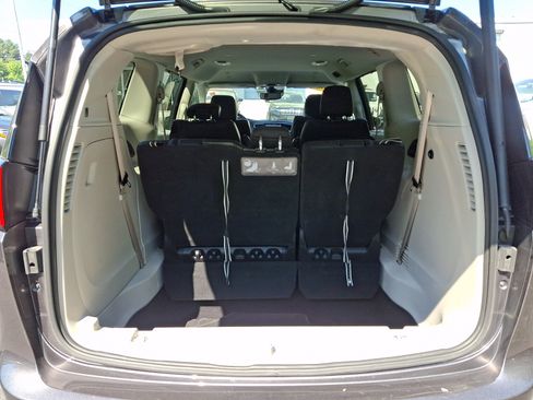 Used 2020 Chrysler Pacifica Touring-L Plus FWD image 28