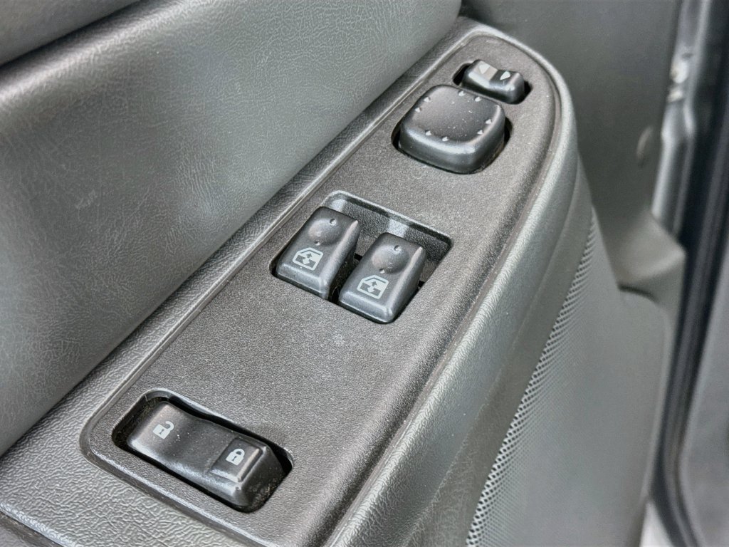 Used 2006 Chevrolet Silverado 2500 LT AWD/4WD image 16