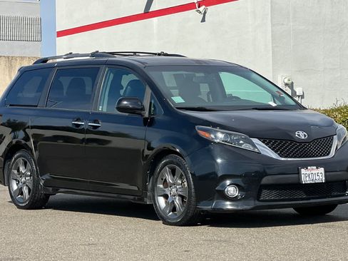 Used 2015 Toyota Sienna SE w/ SE Preferred Package FWD image 5