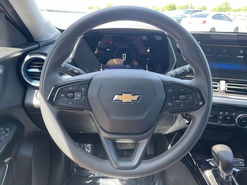 Used 2025 Chevrolet Trax LT FWD image 17