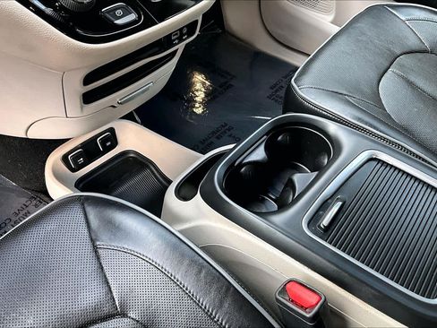 Used 2019 Chrysler Pacifica Limited FWD image 16