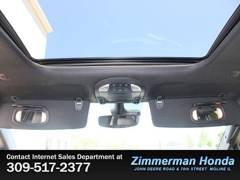 Used 2025 Chrysler Pacifica Limited FWD image 11