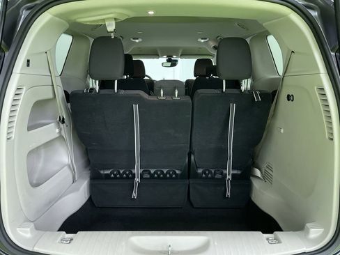 Used 2023 Chrysler Voyager LX image 27