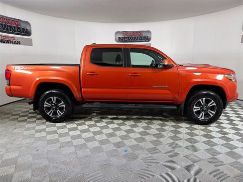 Used 2016 Toyota Tacoma TRD Sport image 3