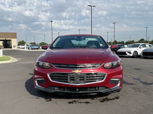 Used 2017 Chevrolet Malibu LT FWD image 2