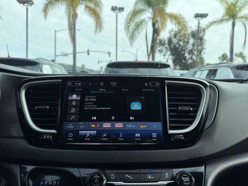 Used 2025 Chrysler Pacifica Select image 20