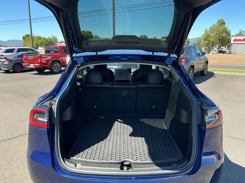 Used 2022 Tesla Model Y Long Range AWD/4WD image 23