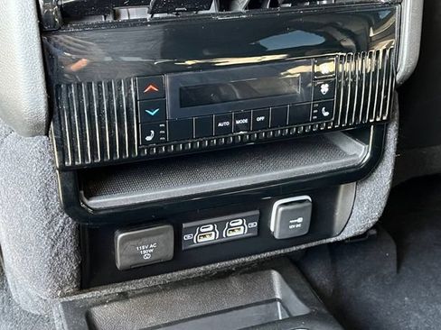 Used 2023 Jeep Wagoneer Series III w/ Preferred Equipment Group AWD/4WD image 19