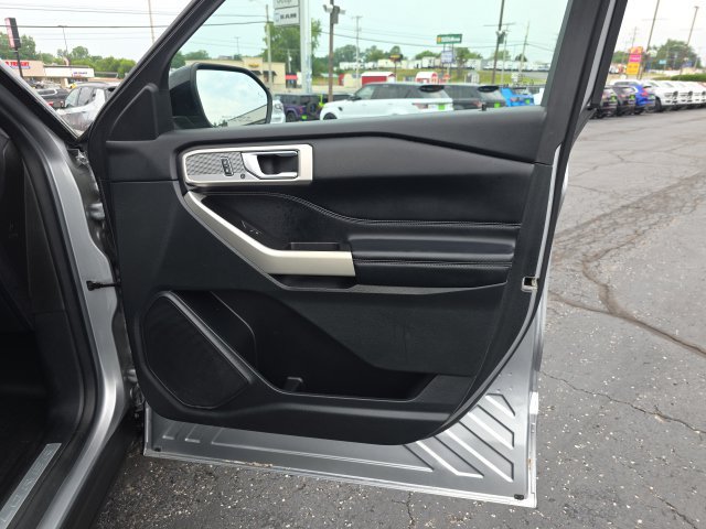 Used 2021 Ford Explorer Limited w/ Equipment Group 301A AWD/4WD image 38
