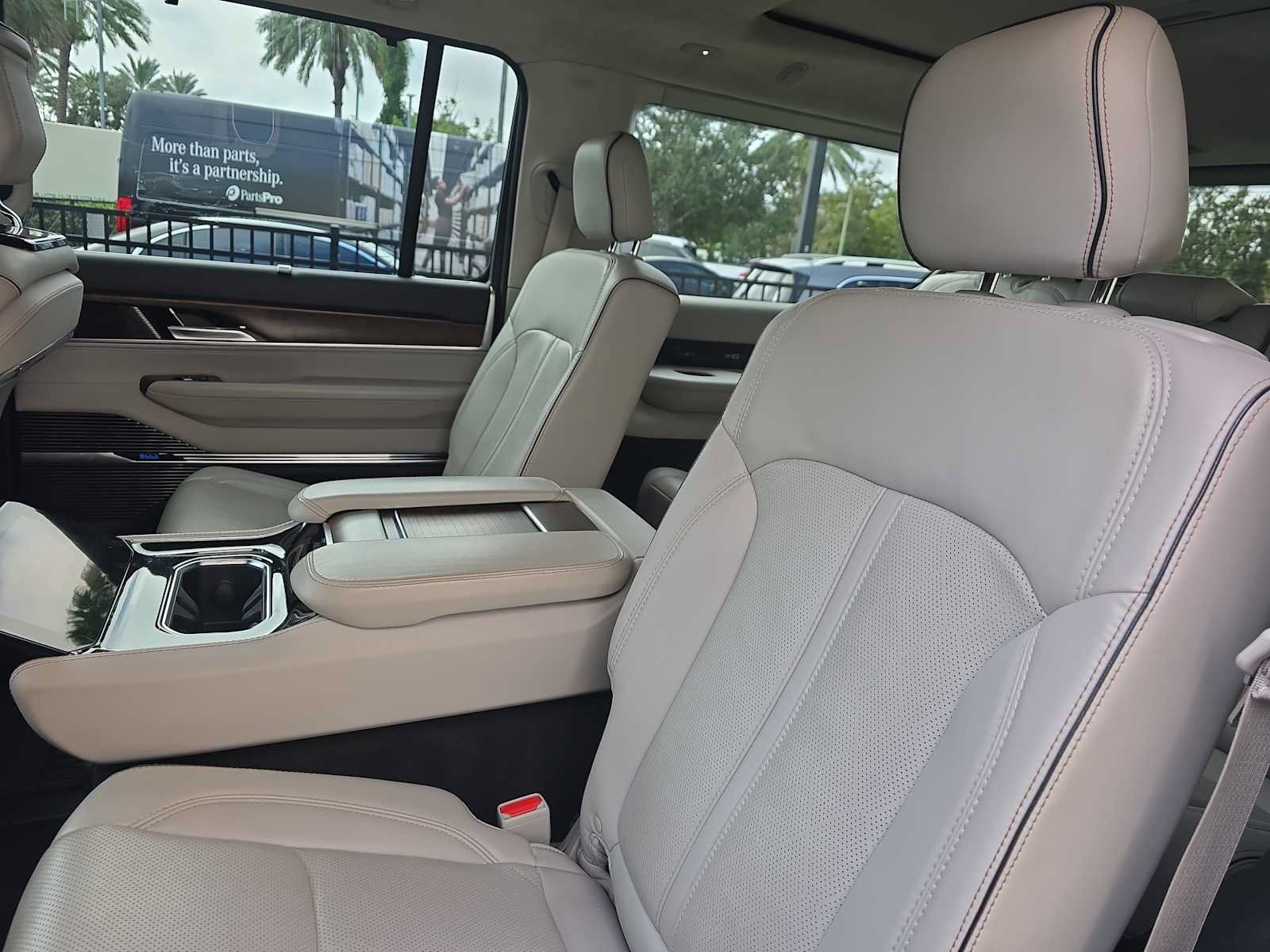 Used 2023 Jeep Grand Wagoneer Series II AWD/4WD image 15