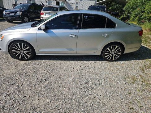Used 2011 Volkswagen Jetta SEL FWD image 2