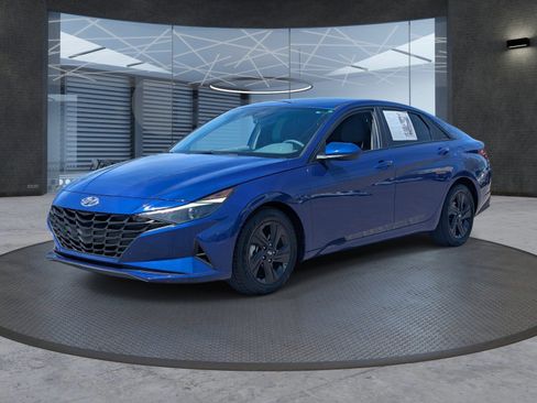 Used 2023 Hyundai Elantra SEL w/ Cargo Package FWD image 2