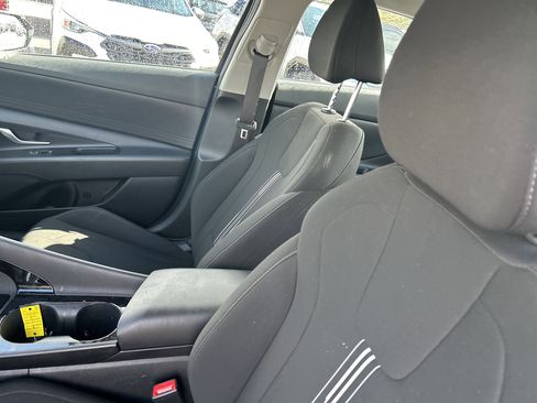 Used 2025 Hyundai Elantra Blue image 29