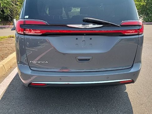 Used 2023 Chrysler Pacifica Touring-L FWD image 4