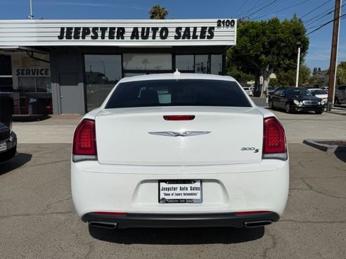 Used 2018 Chrysler 300 S RWD image 5