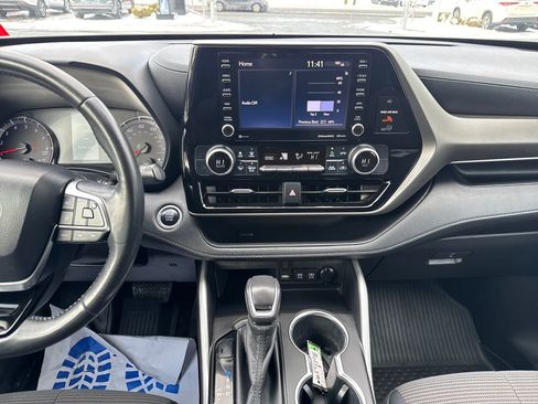 Used 2020 Toyota Highlander LE image 17