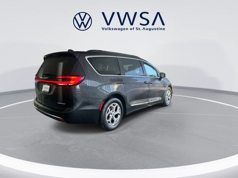 Used 2023 Chrysler Pacifica Limited FWD image 8