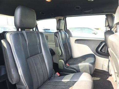 Used 2019 Dodge Grand Caravan SXT image 9