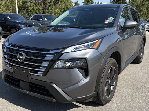 Used 2024 Nissan Rogue SV image 5