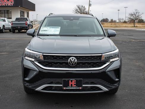 Used 2024 Volkswagen Taos SE image 2