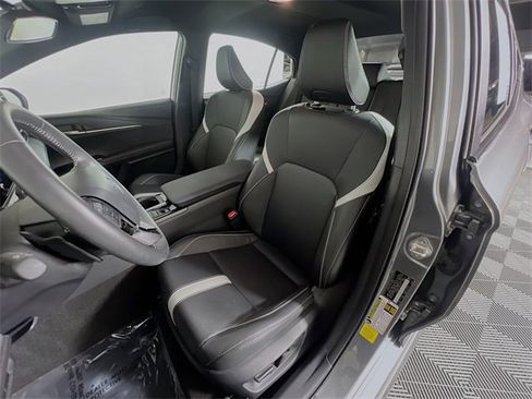 Used 2025 Toyota Camry SE image 9