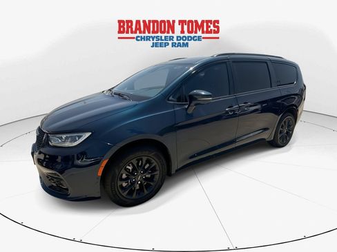 Used 2021 Chrysler Pacifica Limited w/ Uconnect Theater Family Group AWD/4WD image 1