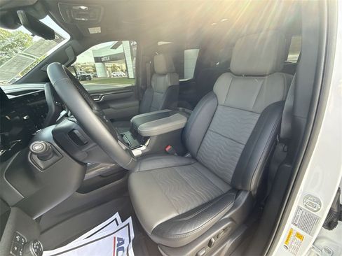 Used 2024 Chevrolet Silverado 2500 ZR2 w/ Technology Package image 19