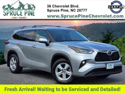 Used 2021 Toyota Highlander LE image 1