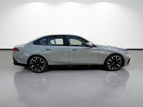 New 2026 BMW 550e xDrive w/ Executive Package image 2