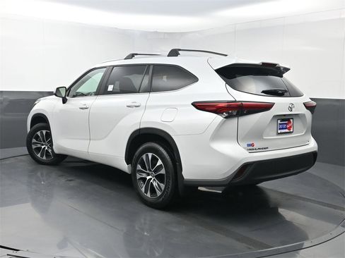 Used 2023 Toyota Highlander XLE image 22